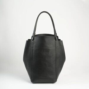 Lindquist object Linda in black